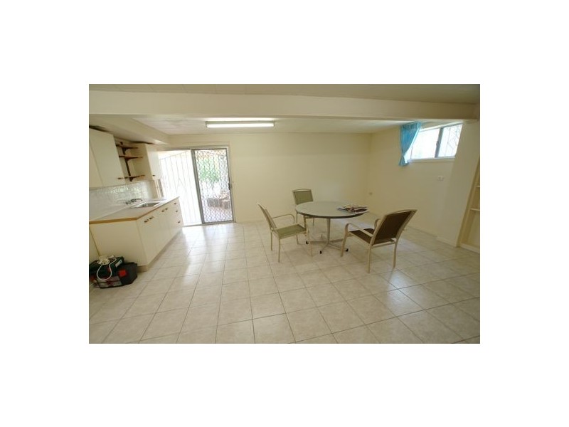 8 Carnaby St, Macgregor QLD 4109