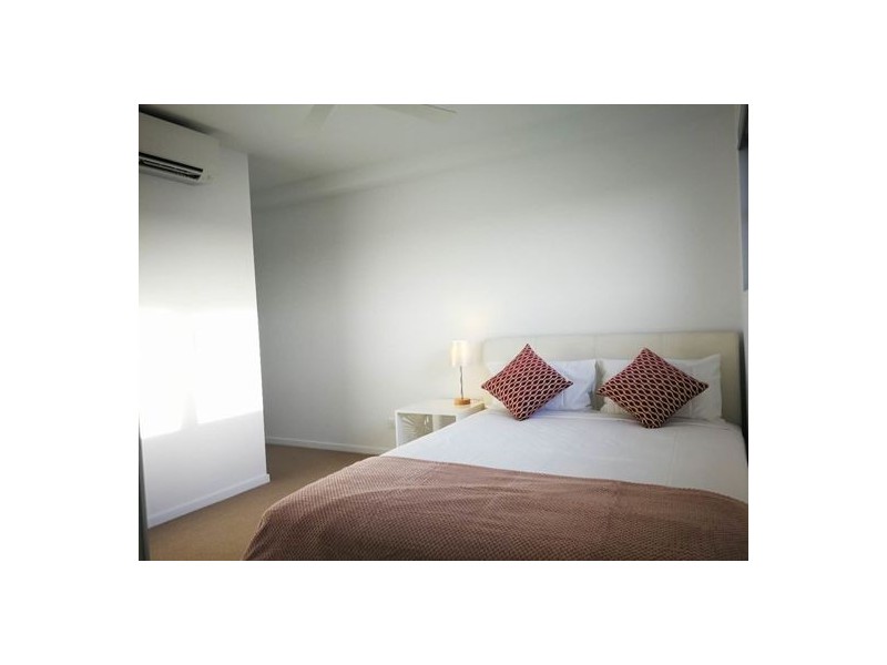 9 Hooker Blvd Road, Broadbeach QLD 4218