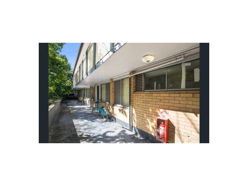 240 Carmody Rd, St Lucia QLD 4067