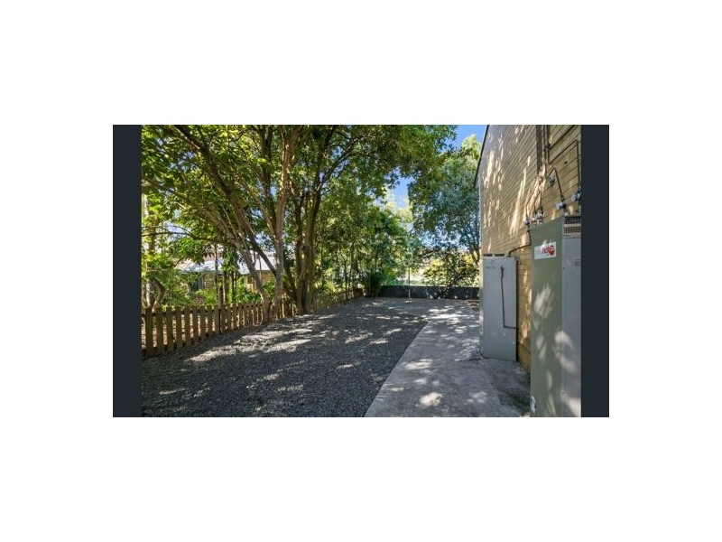 240 Carmody Rd, St Lucia QLD 4067