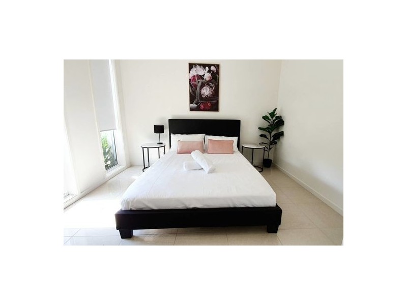 2 Coral Gables Key, Broadbeach Waters QLD 4218