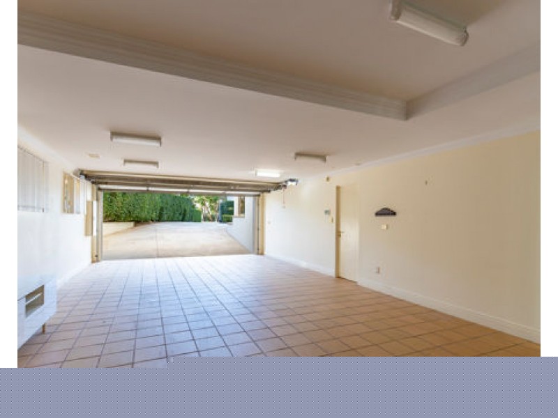 37 San Simeon Dr, Clear Island Waters QLD 4226