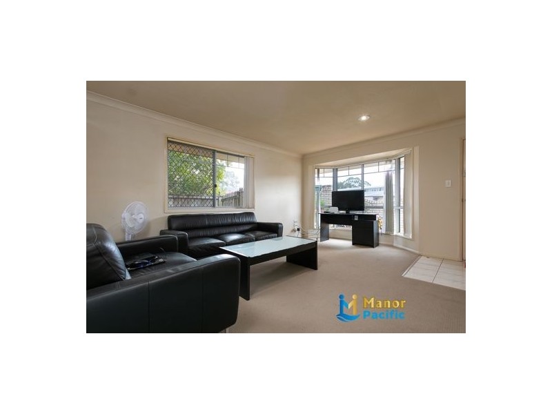 32 Lawrence Close, Robertson QLD 4109