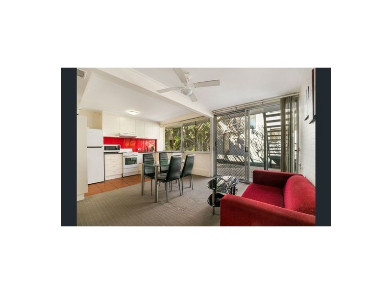 240 Carmody Rd, St Lucia QLD 4067