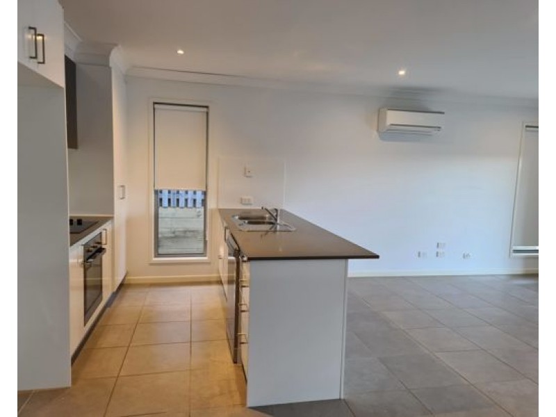 11 Greenvale Cres, Maudsland QLD 4210