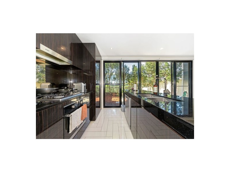 6 Theatre Drive, Benowa QLD 4217