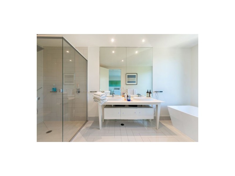 6 Theatre Drive, Benowa QLD 4217