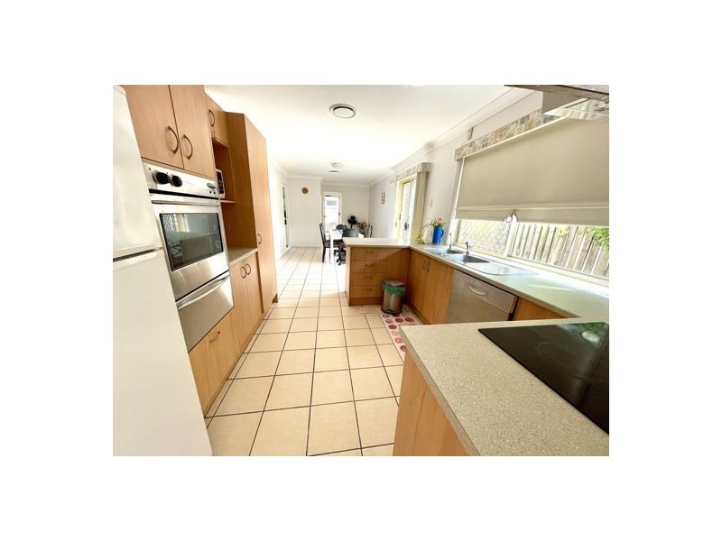 8 Jade Close, Robertson QLD 4109
