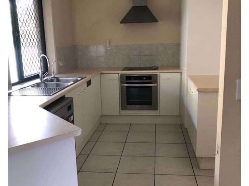 2/184 Greenacre Drive, Arundel QLD 4214