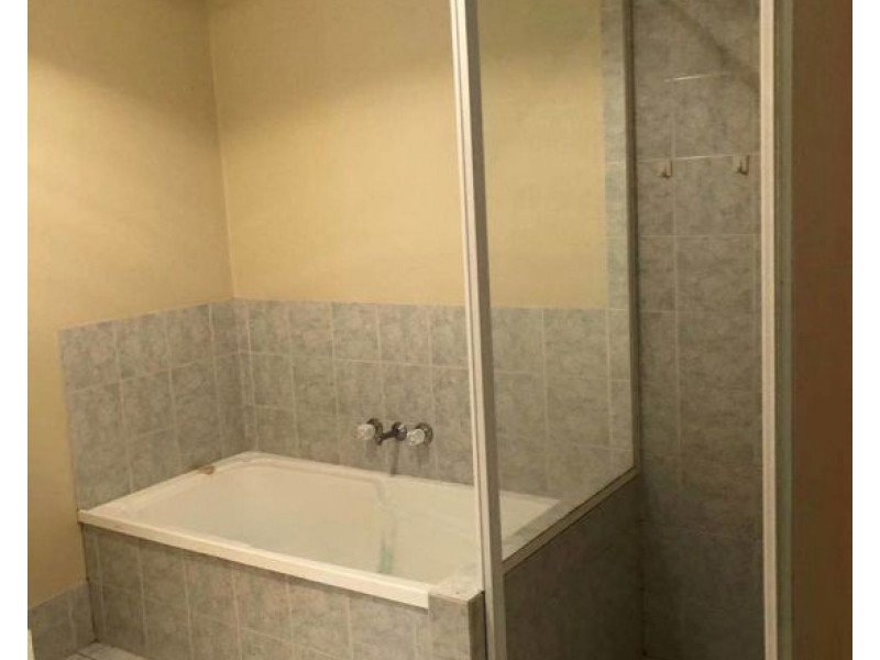 2/184 Greenacre Drive, Arundel QLD 4214