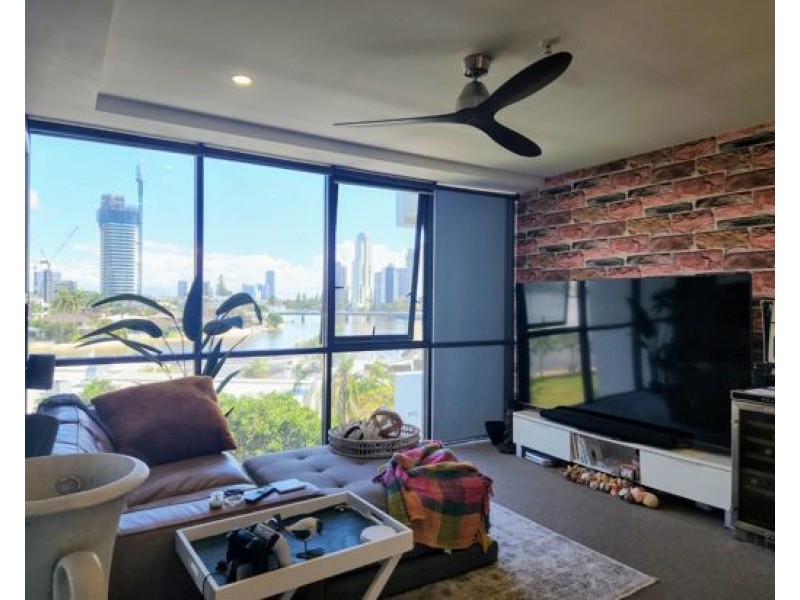 02 4 wahroonga place, Surfers Paradise QLD 4217