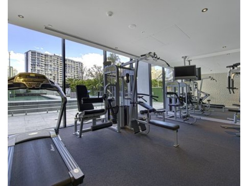 02 4 wahroonga place, Surfers Paradise QLD 4217