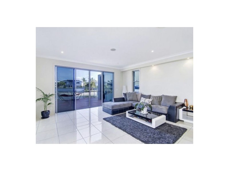 6 Cessnock Close, Mermaid Waters QLD 4218