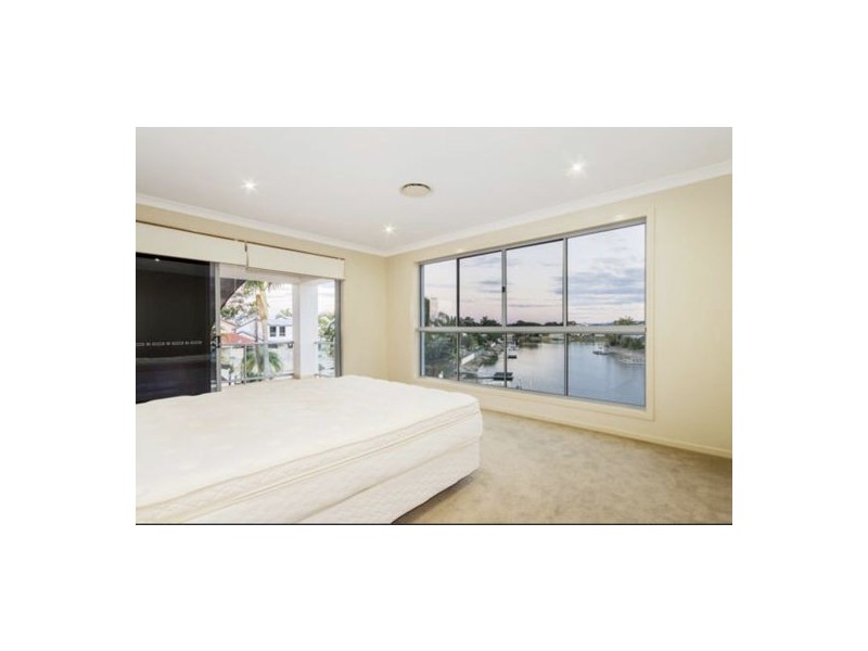 6 Cessnock Close, Mermaid Waters QLD 4218