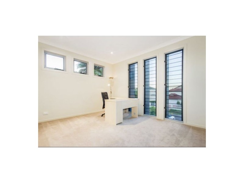6 Cessnock Close, Mermaid Waters QLD 4218