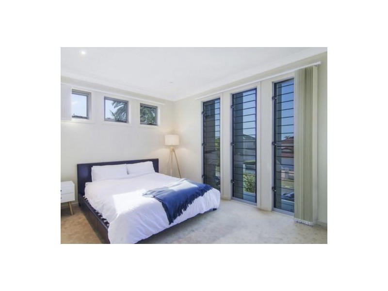 6 Cessnock Close, Mermaid Waters QLD 4218