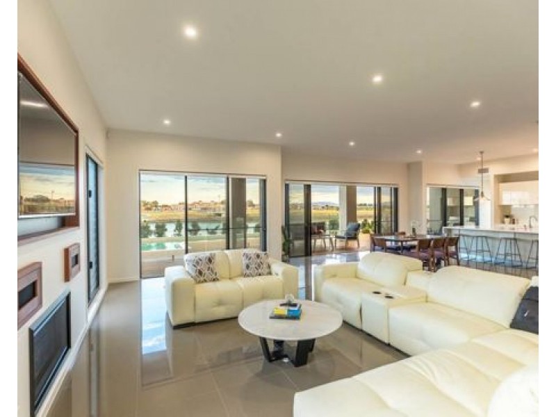 1043 Edgecliff Drive, Hope Island QLD 4212