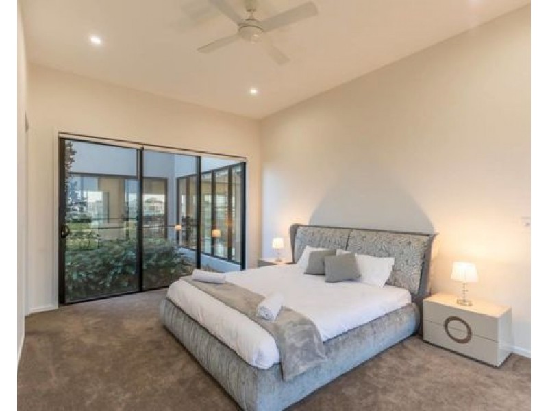 1043 Edgecliff Drive, Hope Island QLD 4212