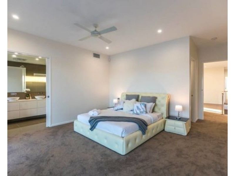 1043 Edgecliff Drive, Hope Island QLD 4212