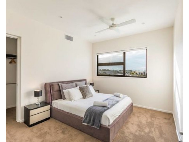 1043 Edgecliff Drive, Hope Island QLD 4212