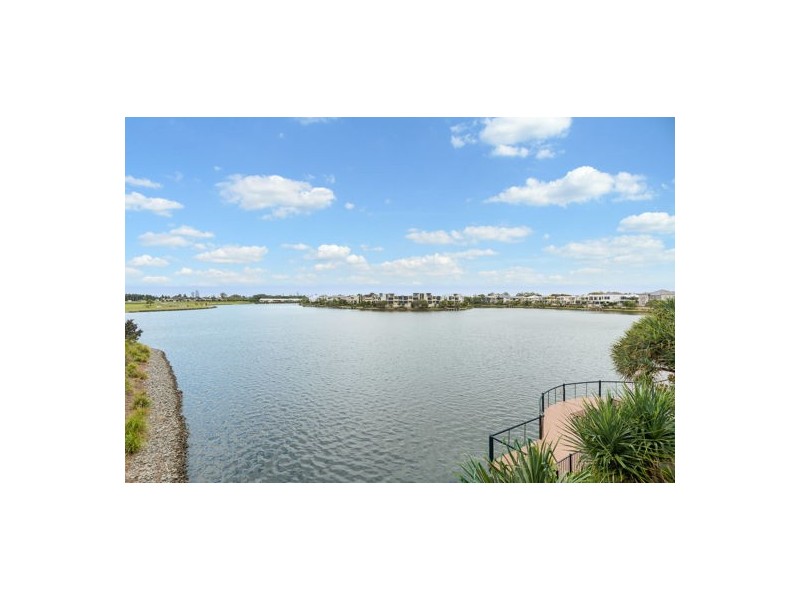 2 3028 The Boulevard, Carrara QLD 4211