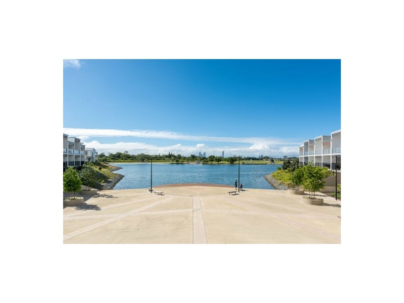 2 3028 The Boulevard, Carrara QLD 4211