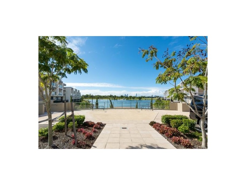 2 3028 The Boulevard, Carrara QLD 4211