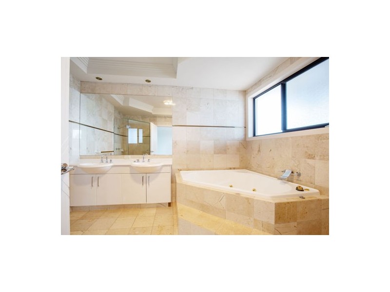 1056 Rosebank Way West, Hope Island QLD 4212