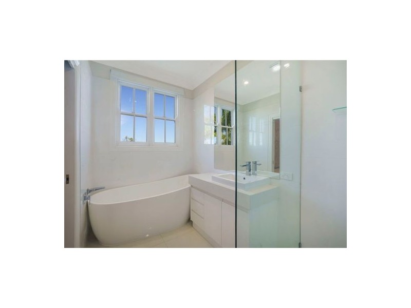 2 Witt Avenue, Carrara QLD 4211