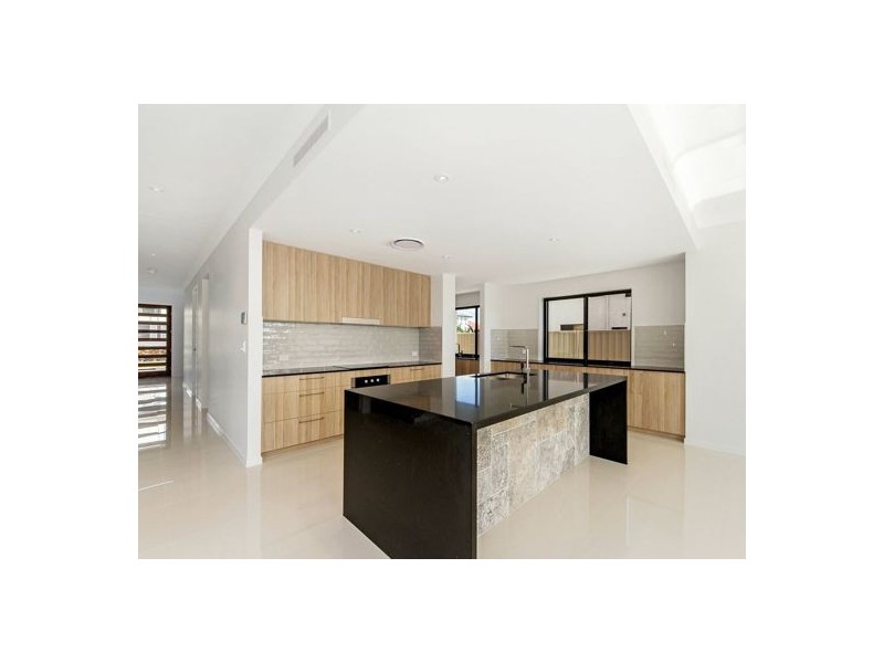 1 Elizabeth Crescent, Varsity Lakes QLD 4227