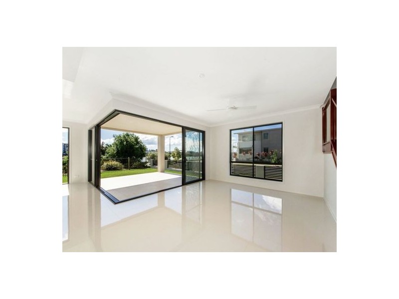 1 Elizabeth Crescent, Varsity Lakes QLD 4227