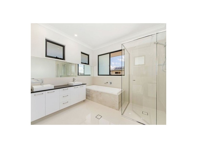 1 Elizabeth Crescent, Varsity Lakes QLD 4227