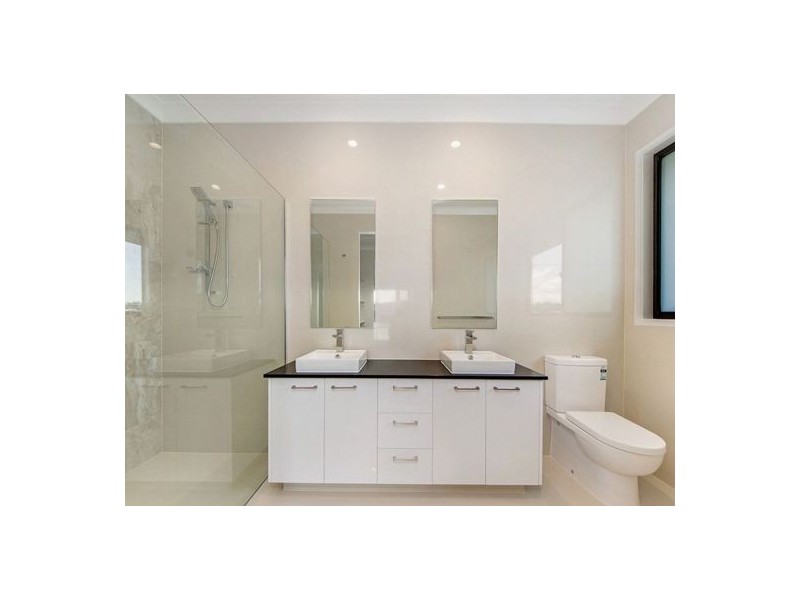 1 Elizabeth Crescent, Varsity Lakes QLD 4227