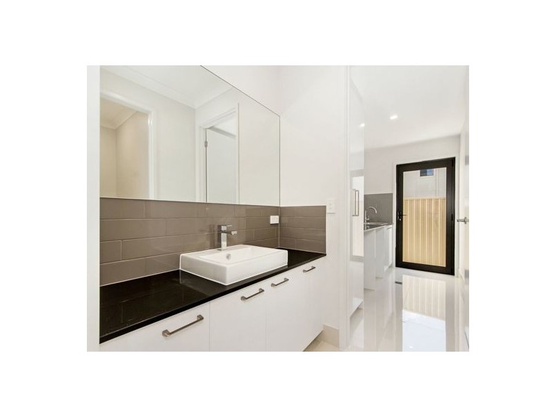 1 Elizabeth Crescent, Varsity Lakes QLD 4227