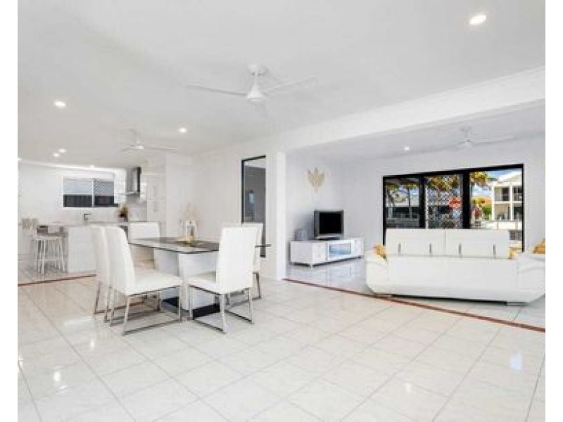 10 Monterey Court, Broadbeach Waters QLD 4218