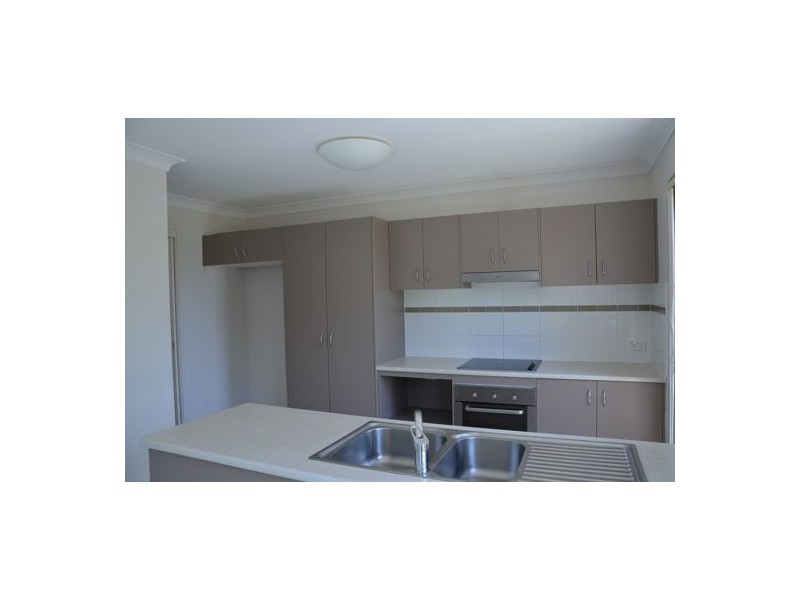 9/2 Sangster Crescent, Pacific Pines QLD 4211