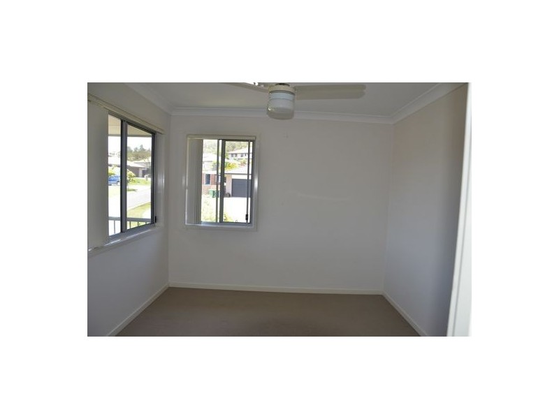 9/2 Sangster Crescent, Pacific Pines QLD 4211