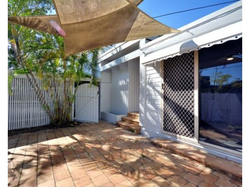22 Dell Rd, St Lucia QLD 4067