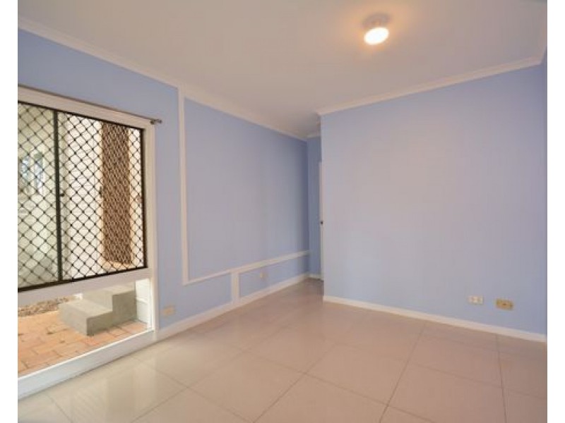 22 Dell Rd, St Lucia QLD 4067