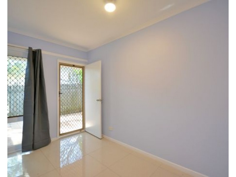 22 Dell Rd, St Lucia QLD 4067