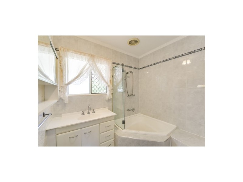 9 Arura Street, Mansfield QLD 4122