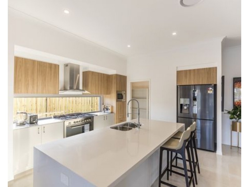 4 Santa Monica Boulevard, Hope Island QLD 4212