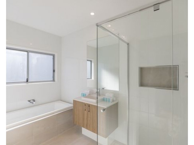 4 Santa Monica Boulevard, Hope Island QLD 4212