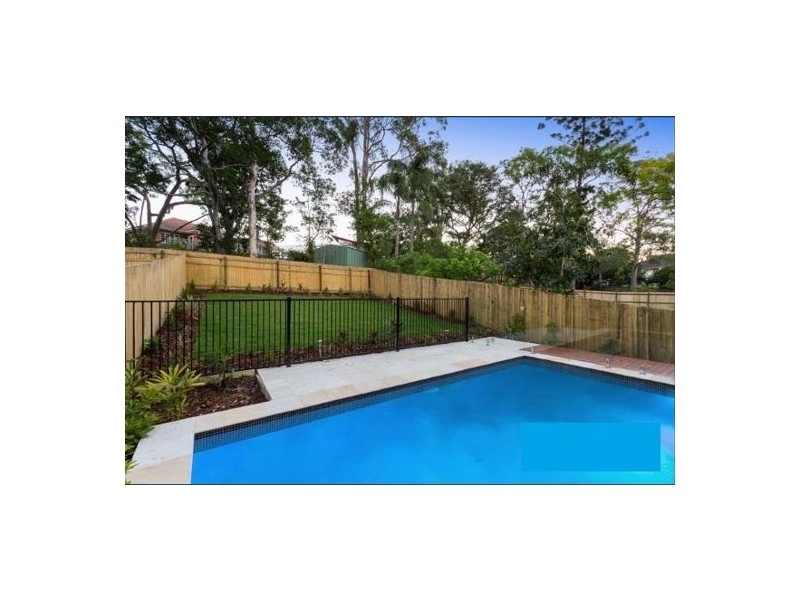 19 Ninth Ave, St Lucia QLD 4067