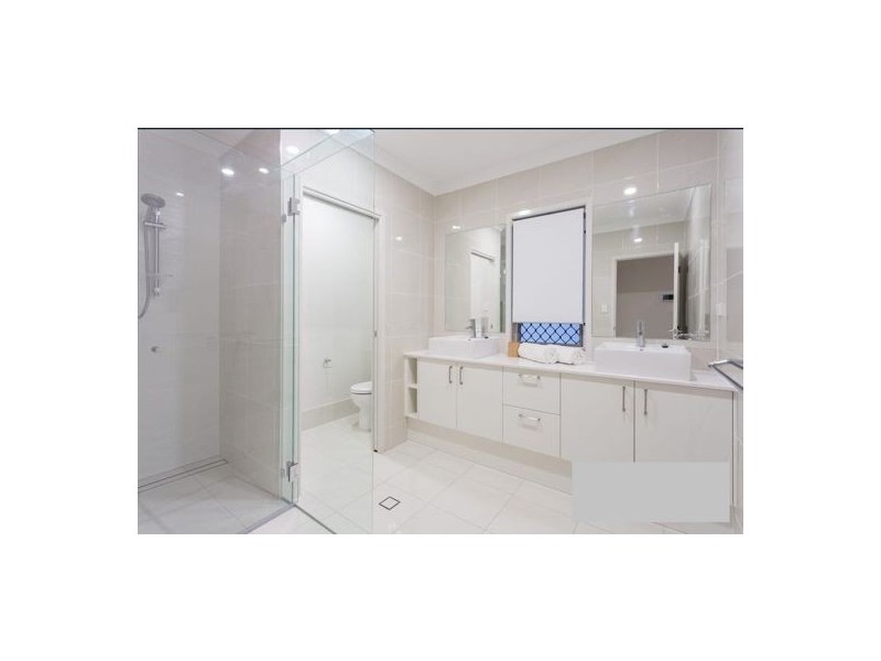 19 Ninth Ave, St Lucia QLD 4067