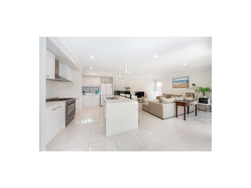 4 Jade Way, Helensvale QLD 4212