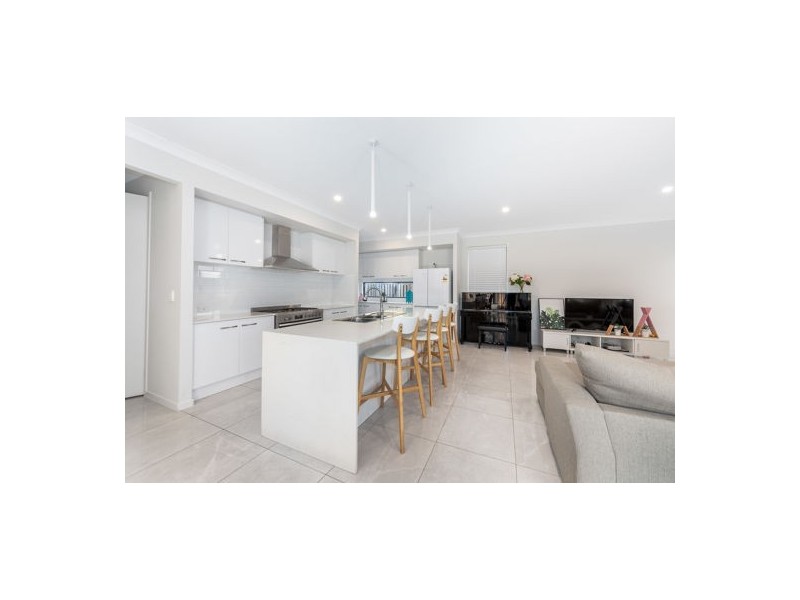 4 Jade Way, Helensvale QLD 4212