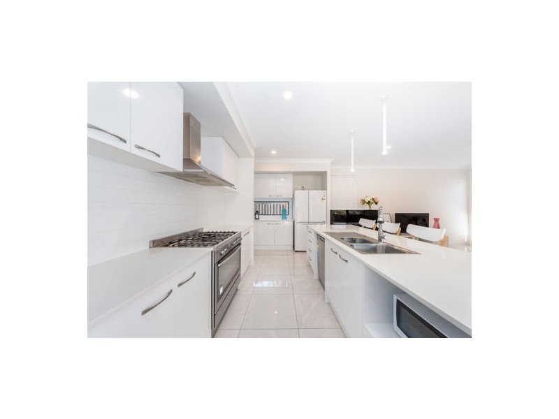 4 Jade Way, Helensvale QLD 4212