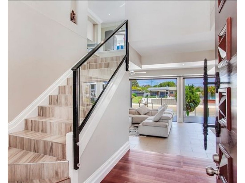 14 Monte Vista Court, Broadbeach Waters QLD 4218