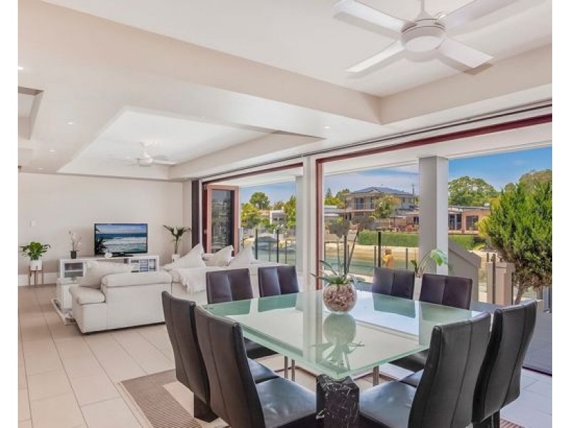 14 Monte Vista Court, Broadbeach Waters QLD 4218